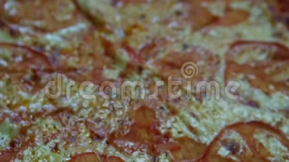 专注于切成片美味的新鲜披萨和西红柿视频的预览图