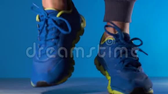 穿着运动鞋的年轻非裔美国运动员被人拍伤视频的预览图