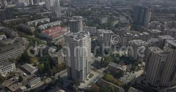 从空中俯瞰基辅市中心的摩天大楼前往4k4096x2160视频的预览图