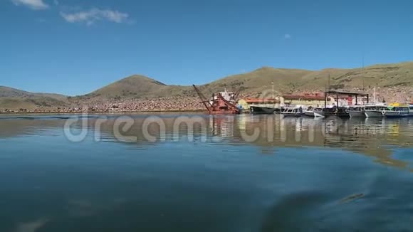 秘鲁蒂蒂卡湖普诺港和海岸线视频的预览图