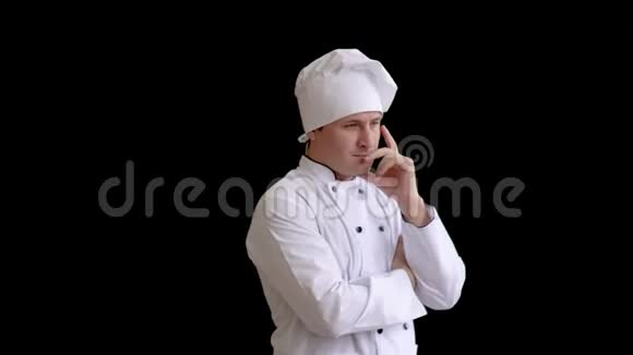 一个忧郁的男厨师的画像向外看视频的预览图