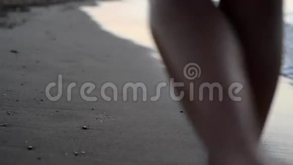 女孩去海边视频的预览图