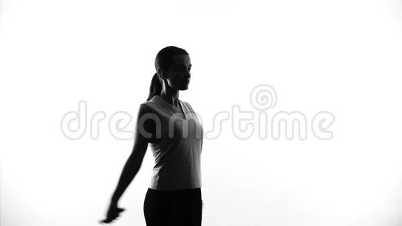 自信的女人跳绳减肥锻炼和运动剪影视频的预览图
