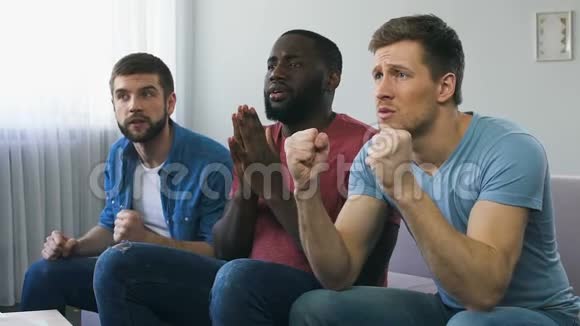 男人看运动祈祷球队获胜迷信手势希望视频的预览图