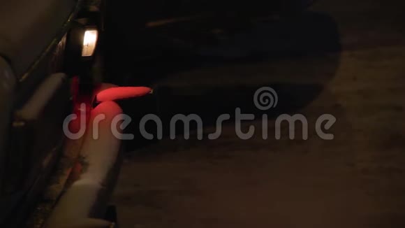 一辆老旧的汽油车在夜间开着停车灯取暖视频的预览图