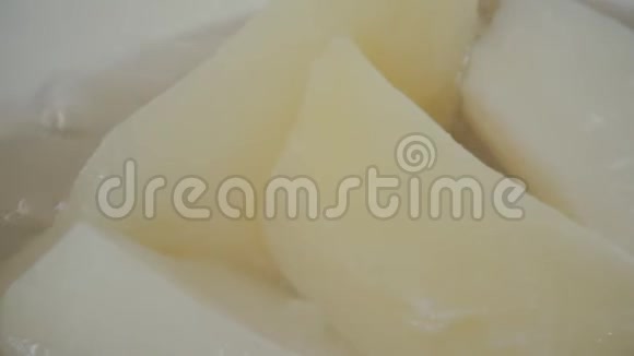 土豆片用平底锅煮烹饪煮土豆的特写炉子上的美味芳香晚餐汽泡视频的预览图