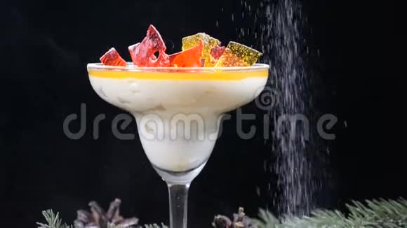 用冷杉树枝和柠檬片装饰在木板上的玻璃碗中的美味甜点特写镜头视频的预览图