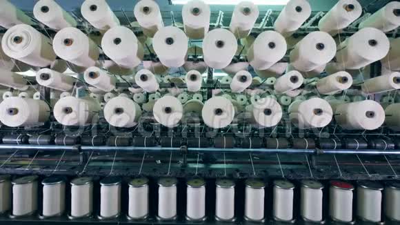 现代纺织工厂机器与线轴与白色纤维视频的预览图