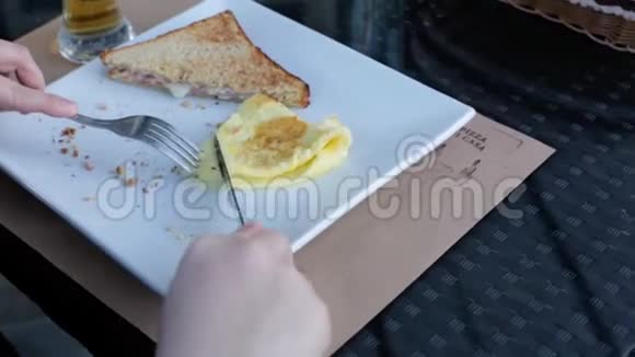 早餐咖啡馆食物女人在户外吃高清19201080视频的预览图