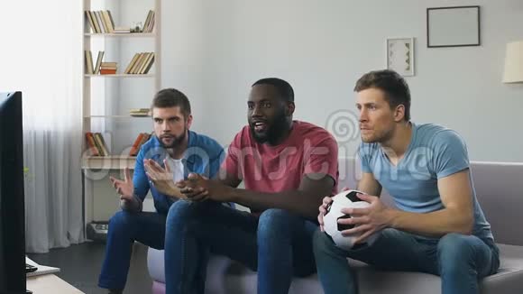 足球迷在家看决赛进球后咆哮着男人聚会视频的预览图