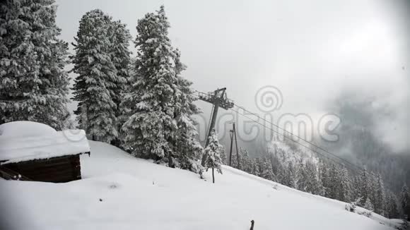 奥地利Zillertal滑雪站的滑雪电梯雪上滑雪者视频的预览图