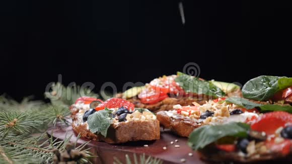 用芒果橄榄生菜和新鲜蔬菜在木制背景下进行三明治小坚果在圣诞节掉下来视频的预览图