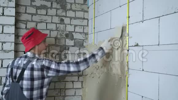 用施工尺在加气混凝土砌块墙上抹灰泥视频的预览图