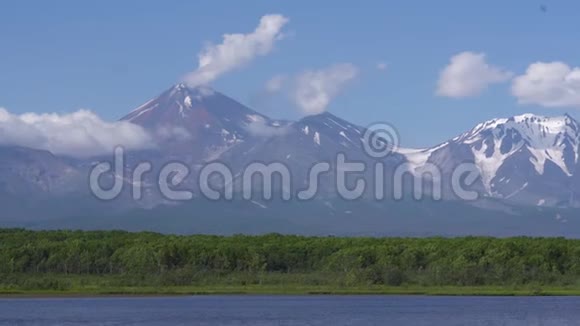 夏季火山高山湖云在高山附近飘过蓝天视频的预览图