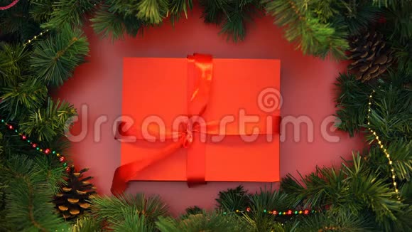 精美的礼物开箱甜姜饼饼干出现在里面圣诞烘焙视频的预览图