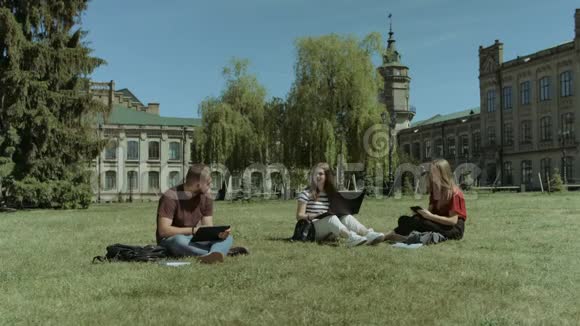 学生们在校园草坪上分享想法视频的预览图