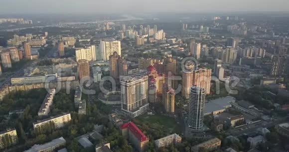 4K空中观景基辅Pecherski区中心的现代建筑立面4k4096x2160视频的预览图