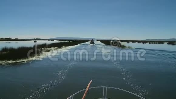 在秘鲁喀喀湖航行的游船视频的预览图