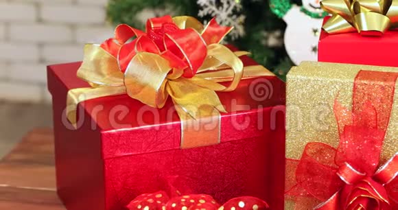 圣诞树下的一堆礼品盒视频的预览图