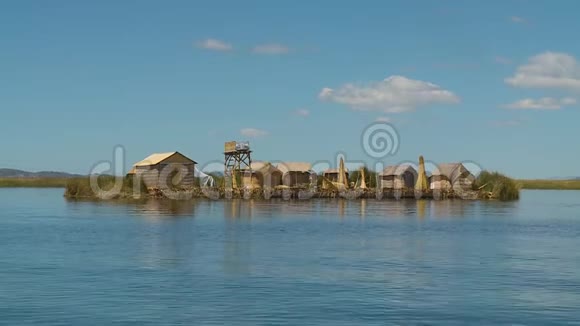 秘鲁提蒂喀卡湖漂浮的芦苇家园视频的预览图