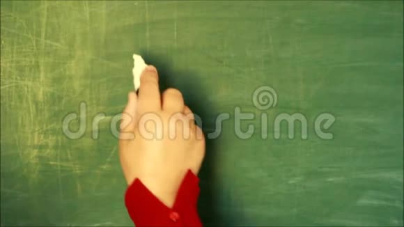 ABC的女性手写在黑板上在字母下面画一个微笑视频的预览图