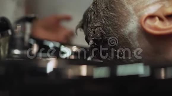 男士美容师理发店那家伙在理发店洗头发男士发廊视频的预览图