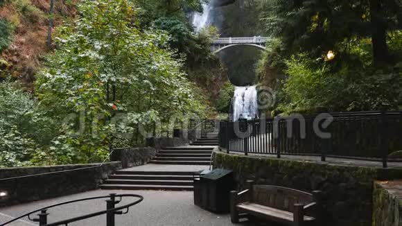 在波特兰的穆特诺玛瀑布上倾斜一个大角度视频的预览图