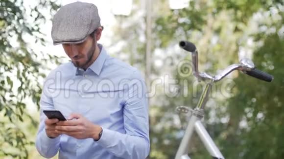 年轻有型的老自行车男视频的预览图