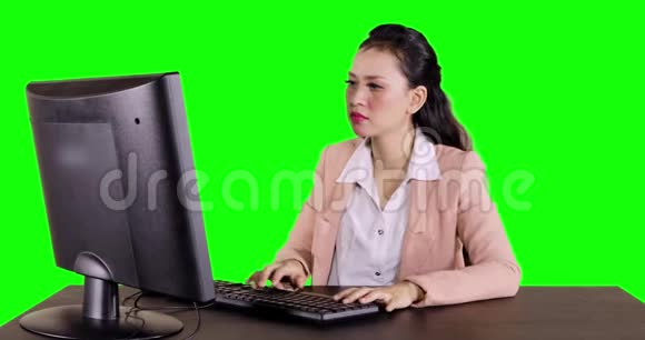女人处理电脑问题视频的预览图