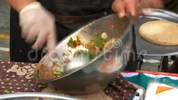 泰国街头食品中有虾鱿鱼螃蟹和草本植物的泰国辛辣海鲜沙拉视频的预览图