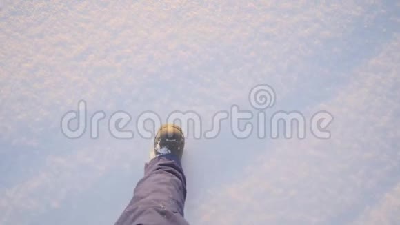 穿着暖和的鞋子在干净光滑的雪面上行走的小可爱的孩子腿视频的预览图