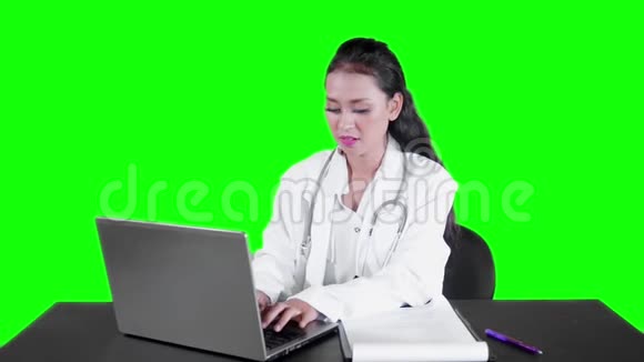 女医生慢动作用手提电脑视频的预览图