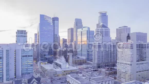 明尼阿波利斯市中心的一幅高广角照片在黄昏的4KUHD时间推移中照亮了城市景观视频的预览图