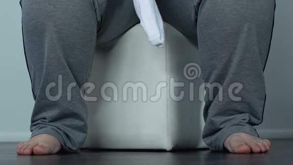肥胖的男性把袜子放在椅子上超重问题视频的预览图