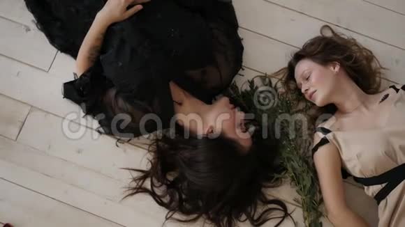 两个女孩躺在地上视频的预览图