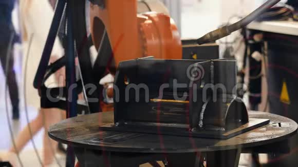 机器人焊接是在展览会上焊接装配汽车零件媒体高科技机器展览视频的预览图