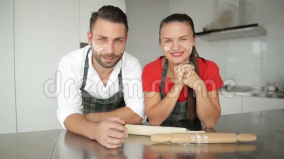 一对情侣拍着镜头他们在现代厨房里有很多乐趣视频的预览图