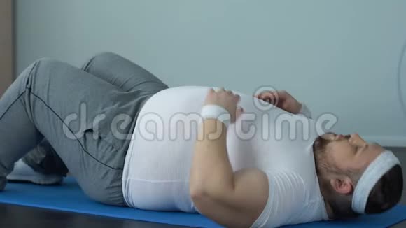 超重男子进行腹部静态运动耐力和身体力量视频的预览图
