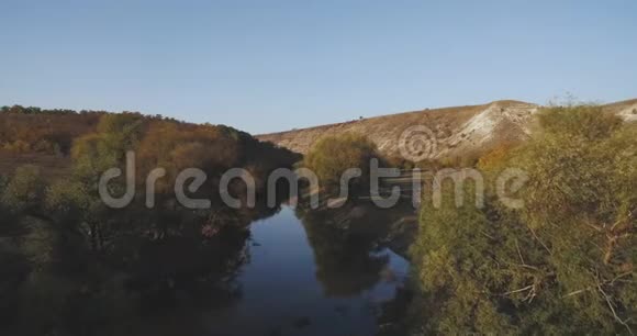 鸟瞰令人惊叹的风景在秋天中部的湖和山以美妙的颜色视频的预览图