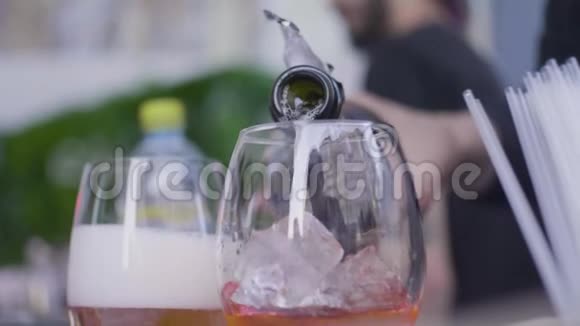 特写眼镜倒酒框架从瓶子里倒两杯酒精饮料酒保倒酒的手视频的预览图
