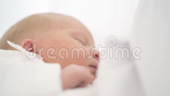 沉睡的新生婴儿的肖像视频的预览图