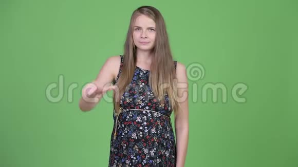 年轻悲伤的孕妇竖起大拇指视频的预览图