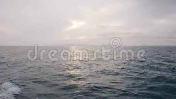 阳光透过云层反射海波从帆船上看到视频的预览图