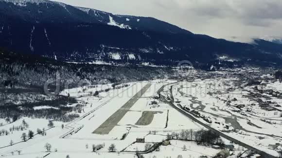 美丽的山腰机场一条跑道令人惊叹的背景和大量的雪4K视频的预览图
