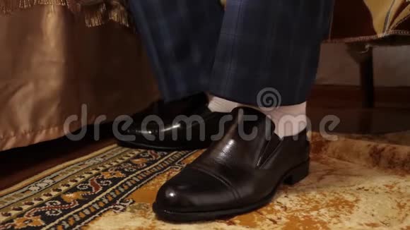一个穿白色袜子和裤子的男人穿着笼鞋黑鞋商人早上穿衣服去上班视频的预览图