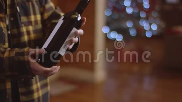 男人给女人一瓶酒作为圣诞礼物面无表情视频的预览图