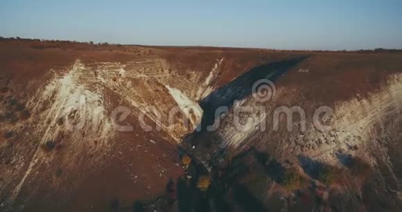 巨大的山峦和令人惊叹的风景用无人机从空中拍摄视频视频的预览图