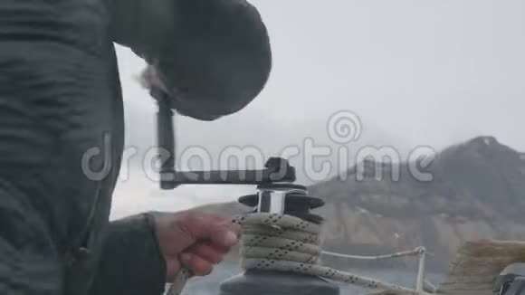 水手在帆船游艇特写镜头上卷起绳子游艇工人用绳子工作视频的预览图