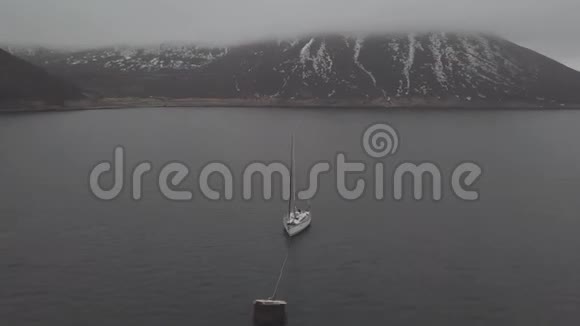 海上游艇停泊在雾中的山景无人驾驶飞机上视频的预览图