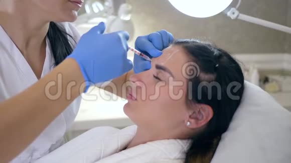 美容注射女人从美容师或医生那里得到针视频的预览图
